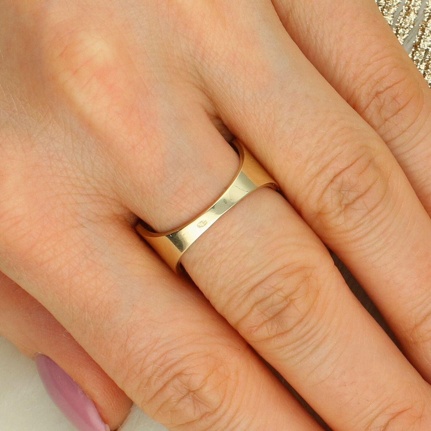 Elegancki pierścionek damski z żółtego złota próby 375, wysadzany cyrkoniami, z motywem greckim. Okazały, błyszczący pierścionek z kolekcji Ornament – idealny na prezent.1.jpg